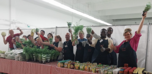 Ein Teil des Food-Day-Teams präsentiert gespendete Lebensmittel.